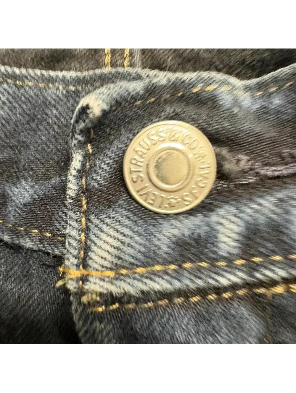 Levis Premium 501 Original Fit Jeans Mens 34x32 Dark Wash Button Fly Blue Denim